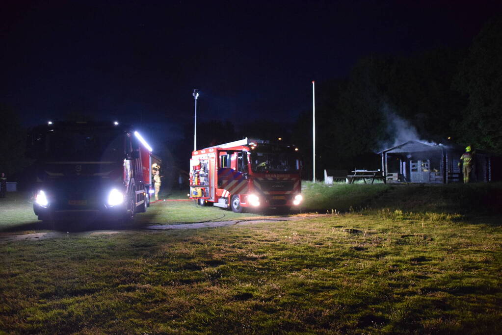 Brandweer blust houten gebouw bij tennisclub