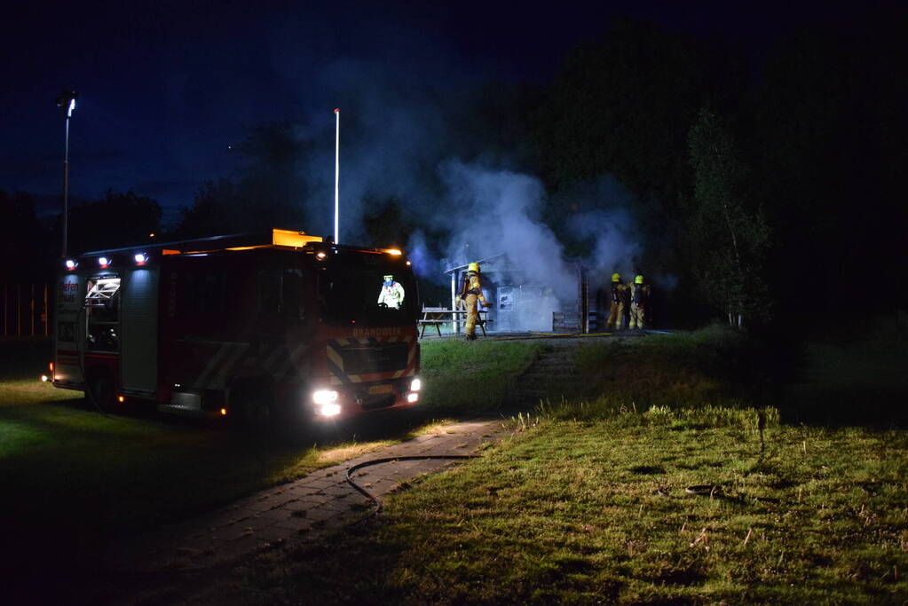 Brandweer blust houten gebouw bij tennisclub