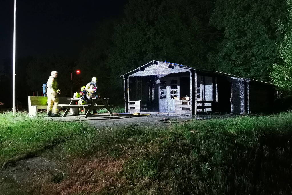 Brandweer blust houten gebouw bij tennisclub