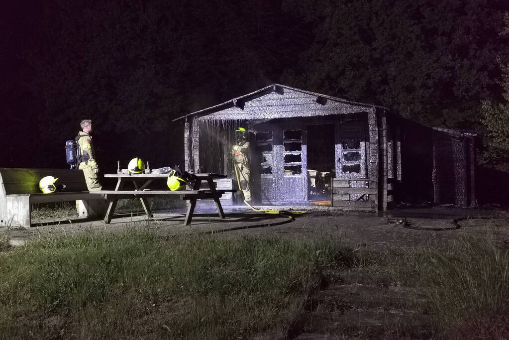 Brandweer blust houten gebouw bij tennisclub