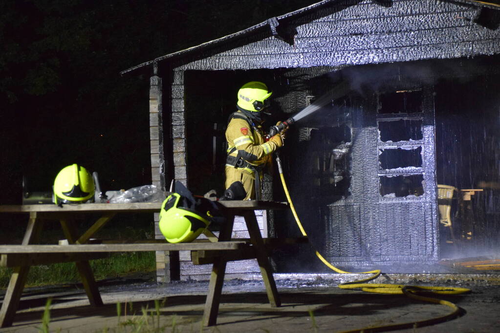 Brandweer blust houten gebouw bij tennisclub