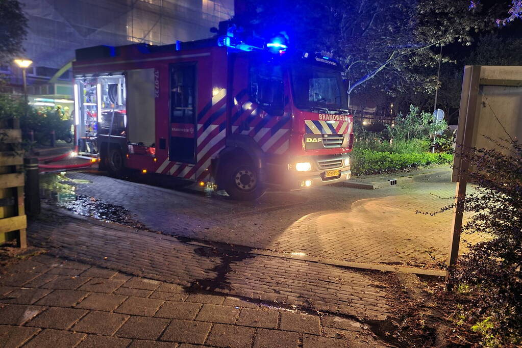 Bewerkingsmiddelen harddrugs aangetroffen na brand in flatwoning