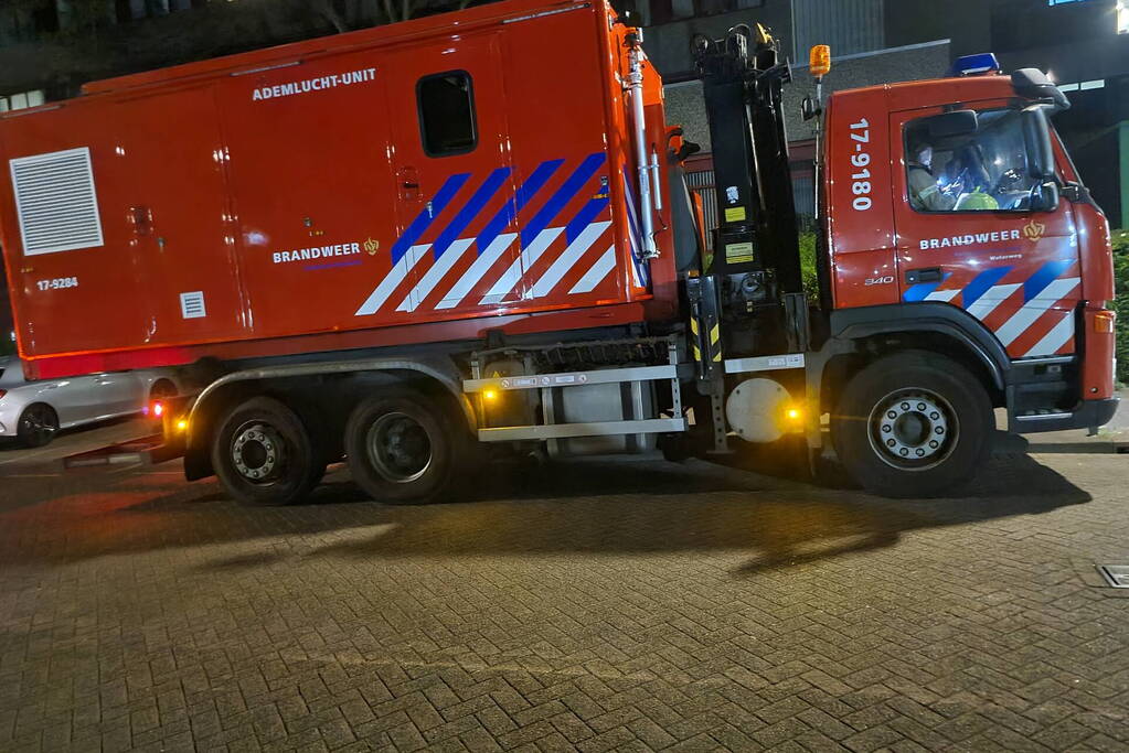 Bewerkingsmiddelen harddrugs aangetroffen na brand in flatwoning