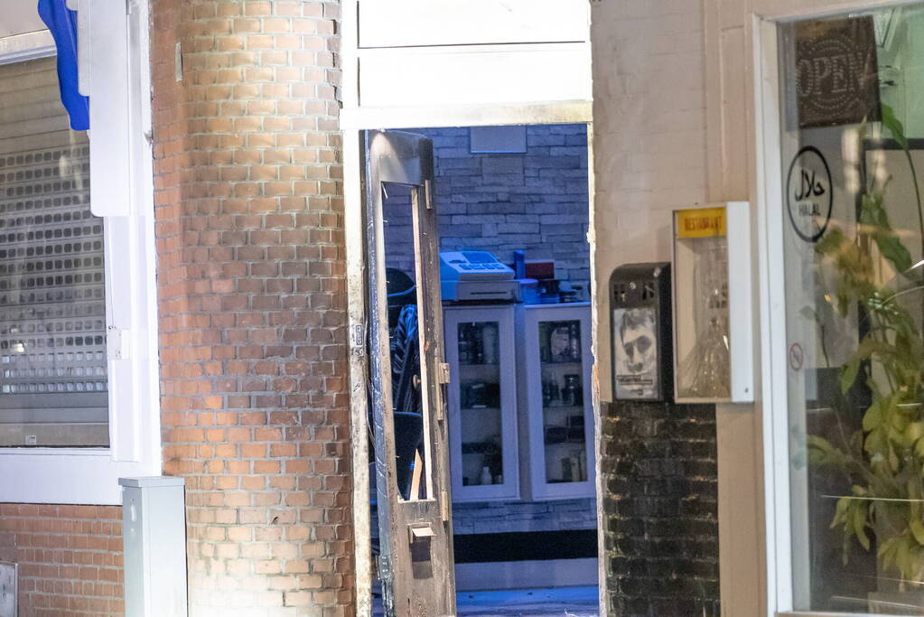 Aanslag met zwaar vuurwerk bij kapperszaak