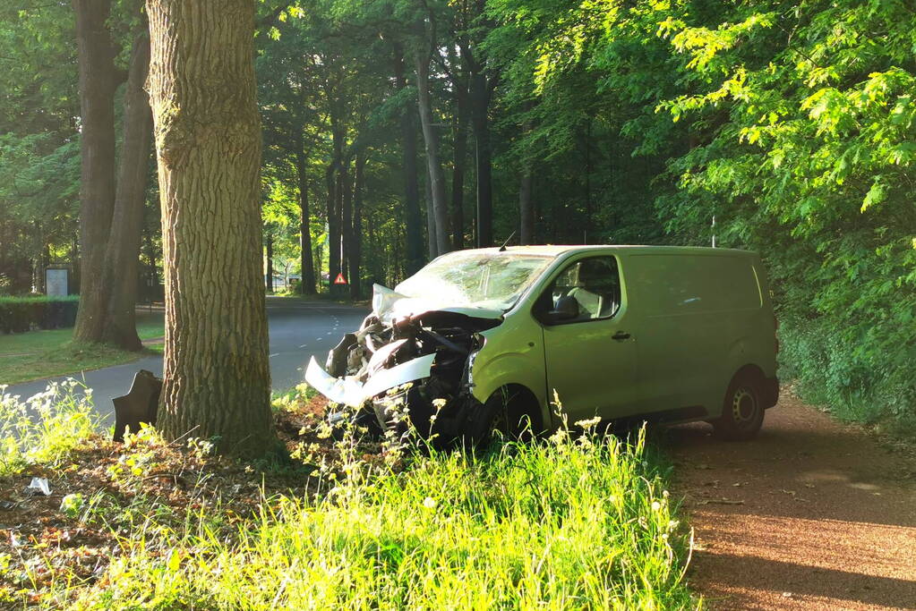 Bestelbus raakt van de weg botst tegen boom