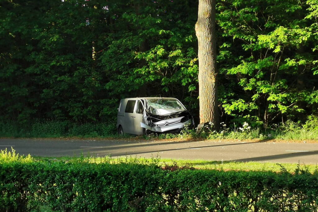 Bestelbus raakt van de weg botst tegen boom