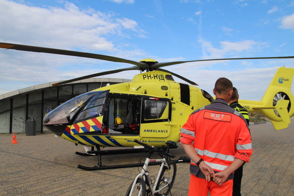 Traumahelikopter landt voor Andreaskerk