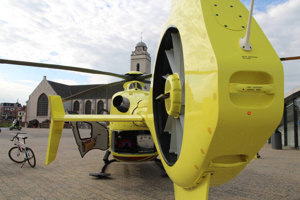 Traumahelikopter landt voor Andreaskerk