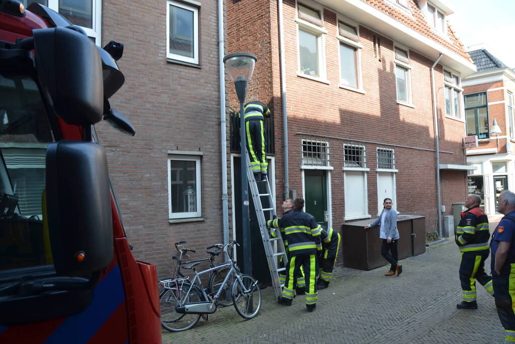 Brandweer bevrijdt kat