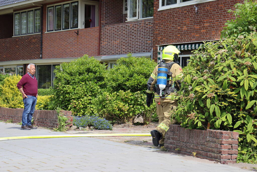 Bewoner gewond bij blussen van brand
