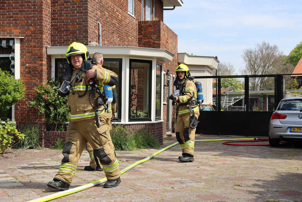 Bewoner gewond bij blussen van brand