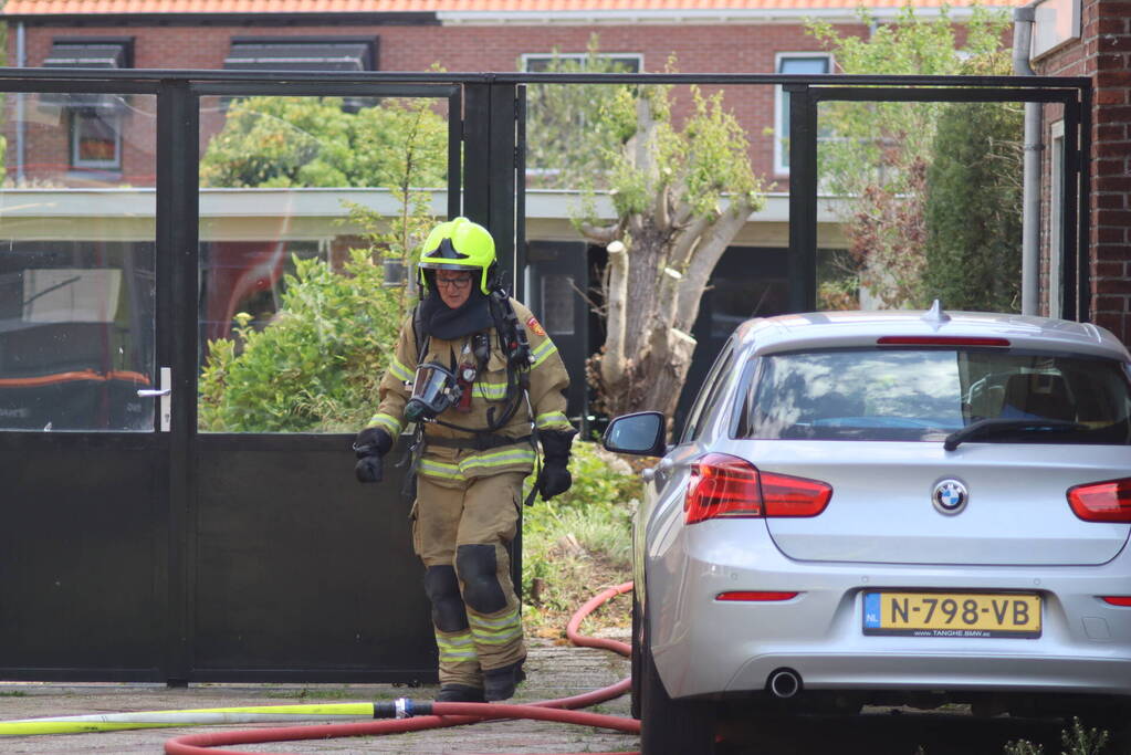 Bewoner gewond bij blussen van brand
