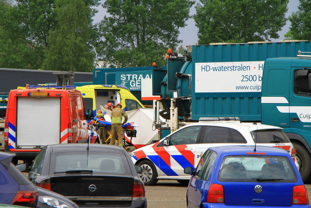 Persoon zwaargewond op terrein van Cuijpers straalbedrijf