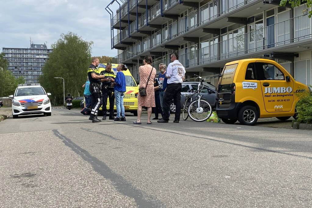 Jumbo-bezorgmobiel in botsing met e-biker