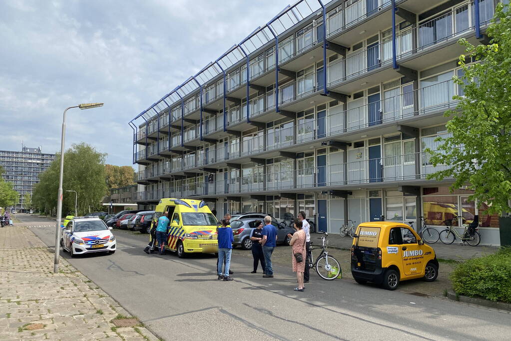 Jumbo-bezorgmobiel in botsing met e-biker