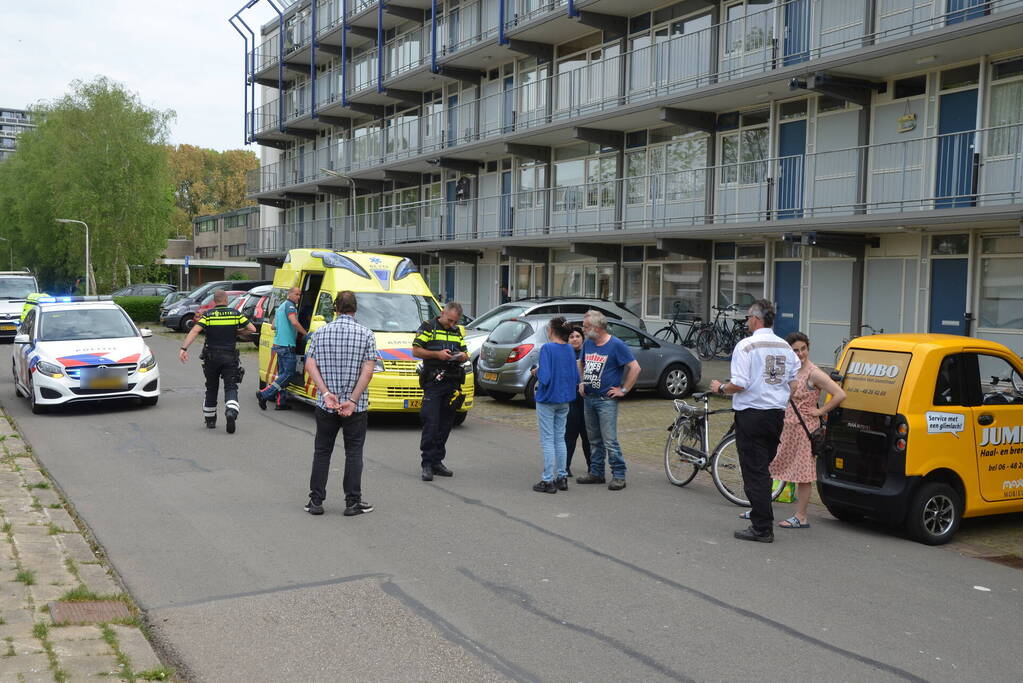 Jumbo-bezorgmobiel in botsing met e-biker
