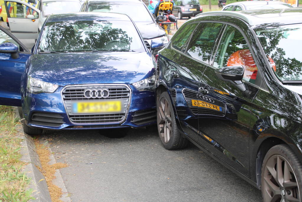 Flinke schade bij botsing tussen meerdere voertuigen