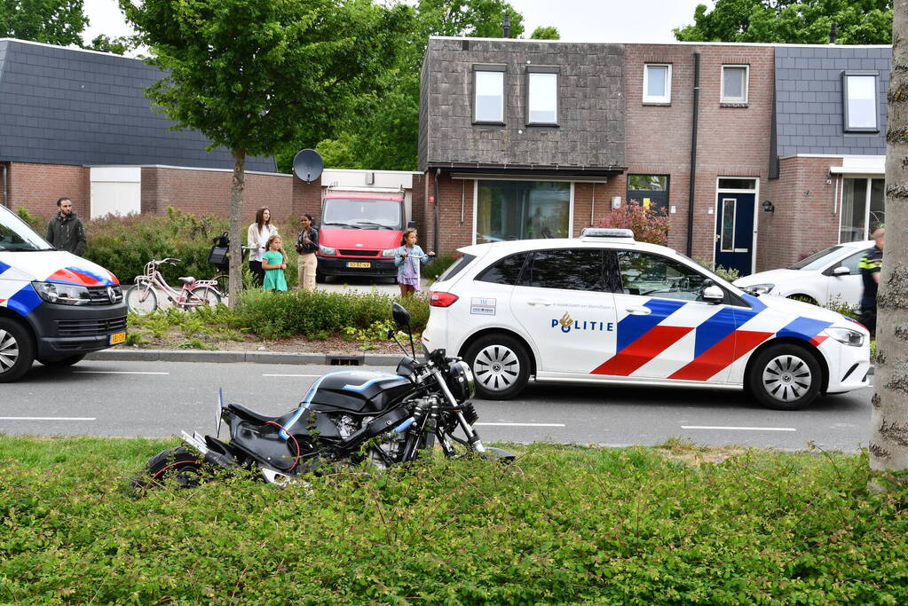 Motorrijder vliegt uit de bocht