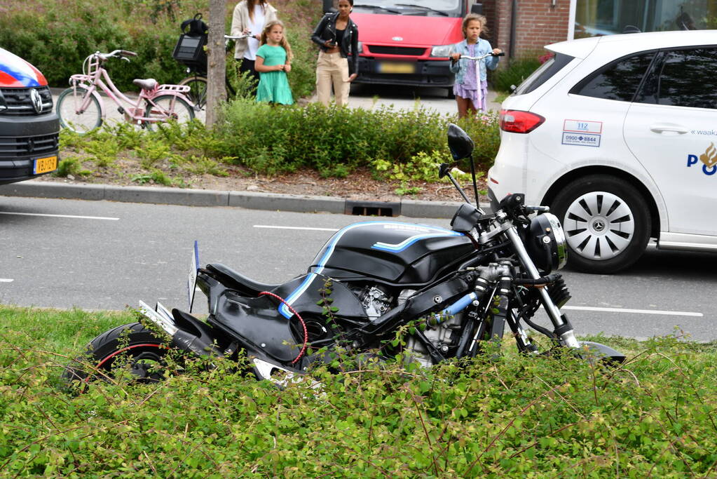 Motorrijder vliegt uit de bocht