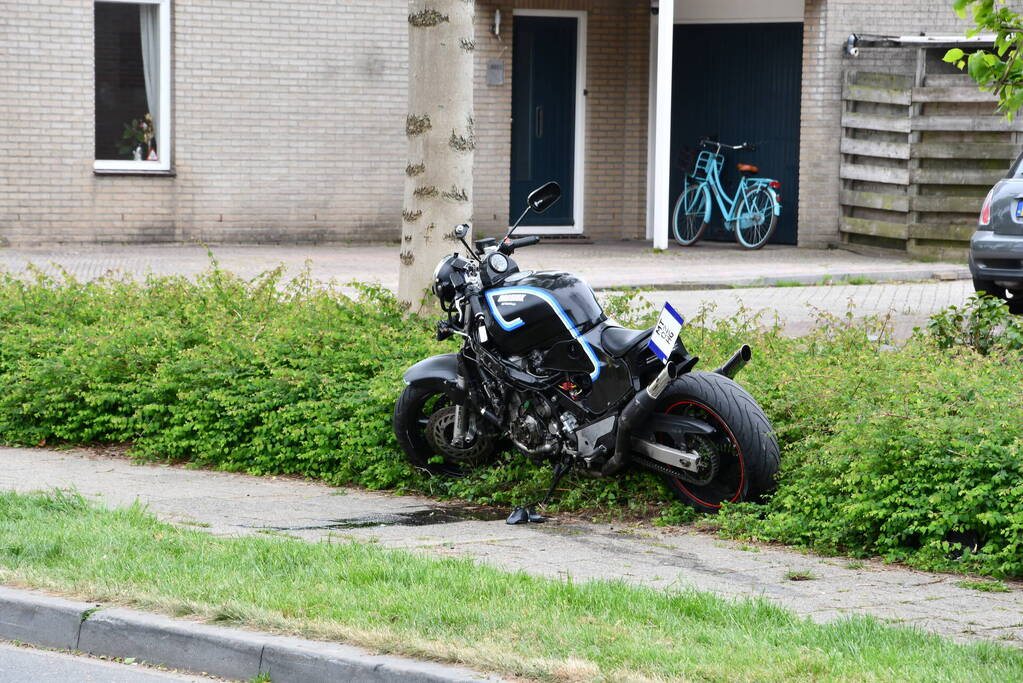 Motorrijder vliegt uit de bocht