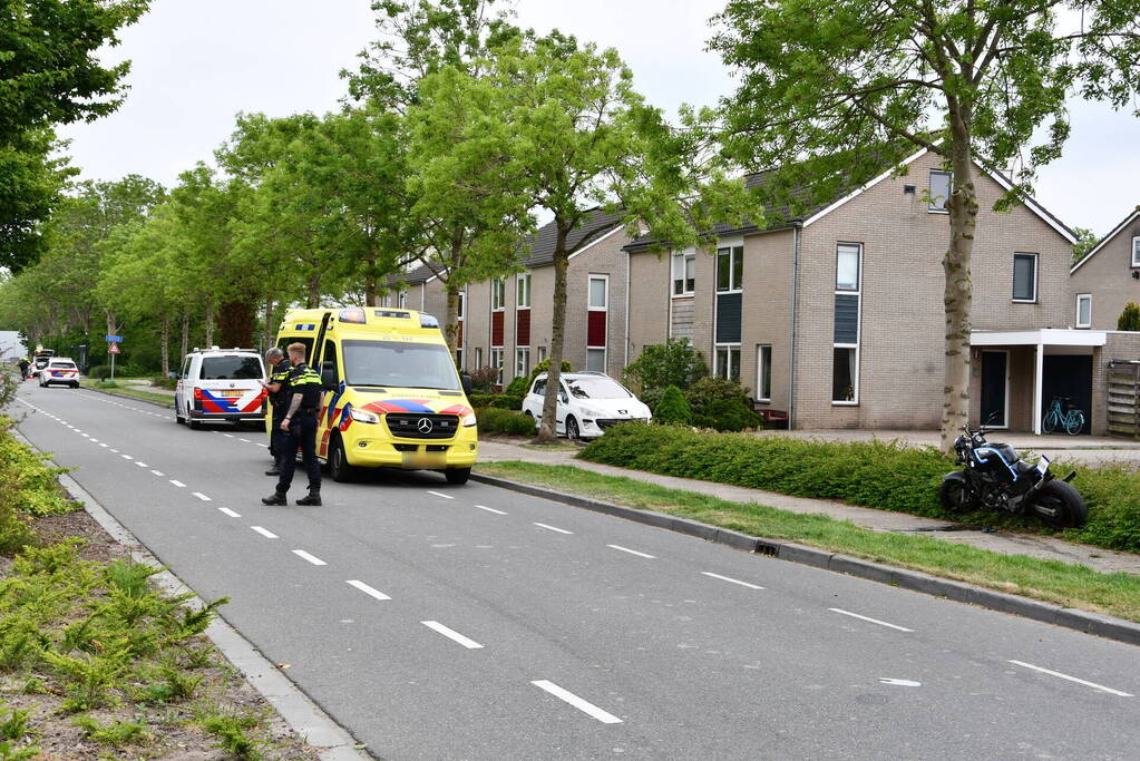 Motorrijder vliegt uit de bocht