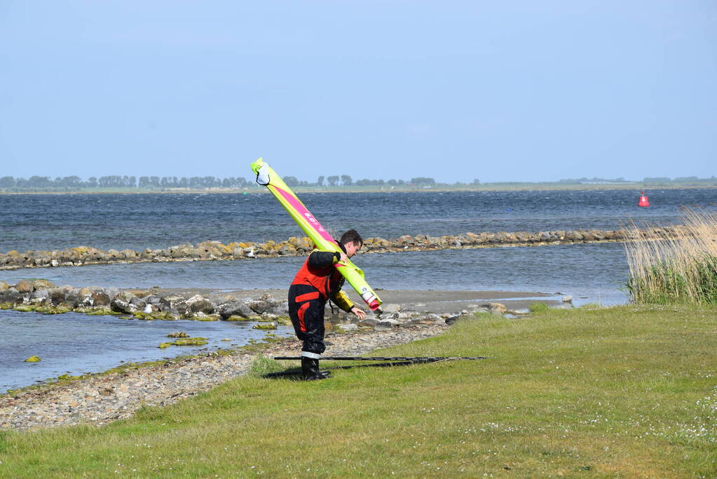 KNRM ingezet voor surfer in de problemen op Grevelingenmeer