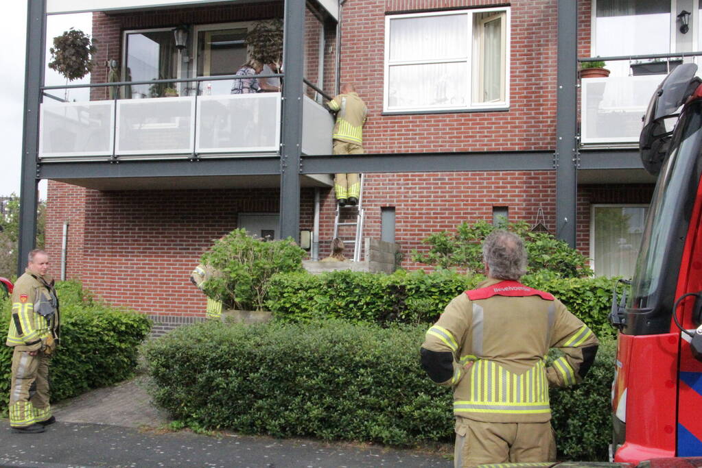 Mus vast in balkonrailing