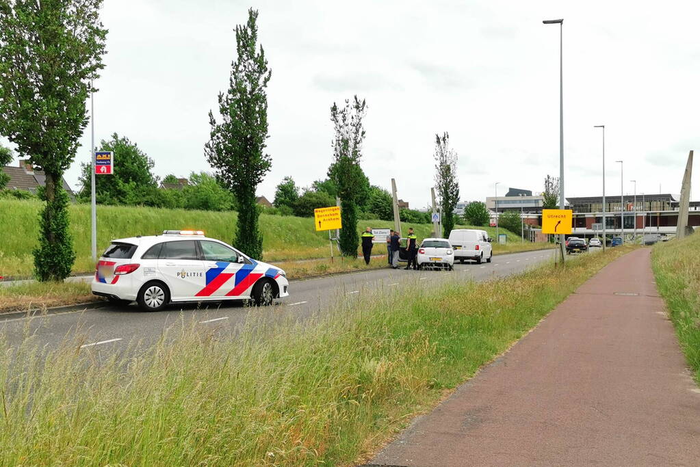 Kop-staartbotsing tussen auto en bestelbus