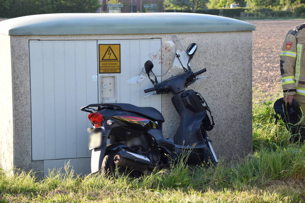 Scooterrijder en opzittende gewond bij eenzijdig ongeval