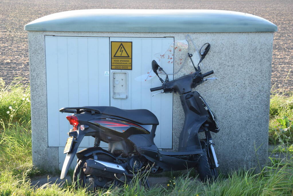 Scooterrijder en opzittende gewond bij eenzijdig ongeval