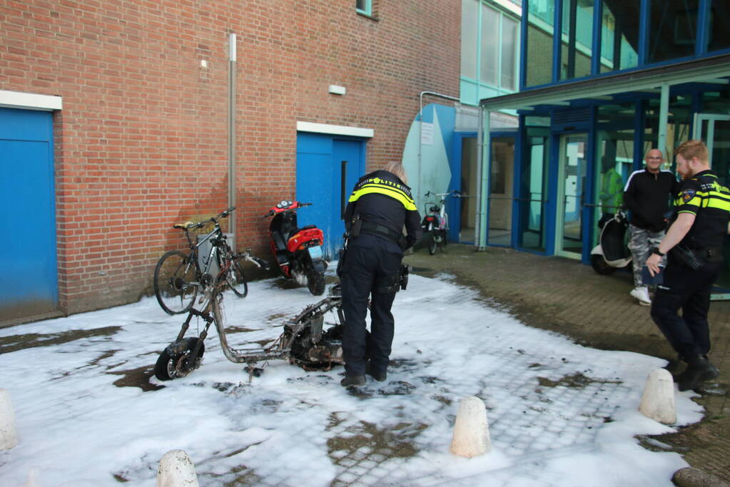 Scooter volledig verwoest vanwege brand