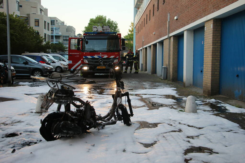 Scooter volledig verwoest vanwege brand