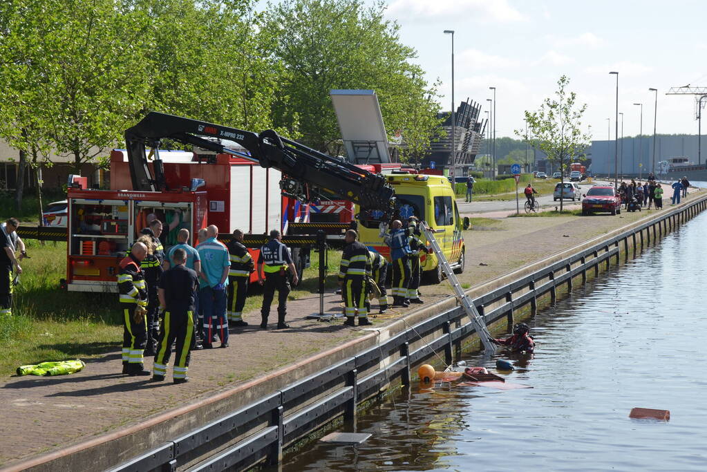 Duikers zoeken naar opvarende bij gezonken boot