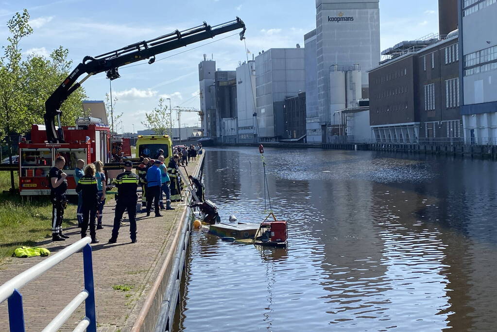 Duikers zoeken naar opvarende bij gezonken boot
