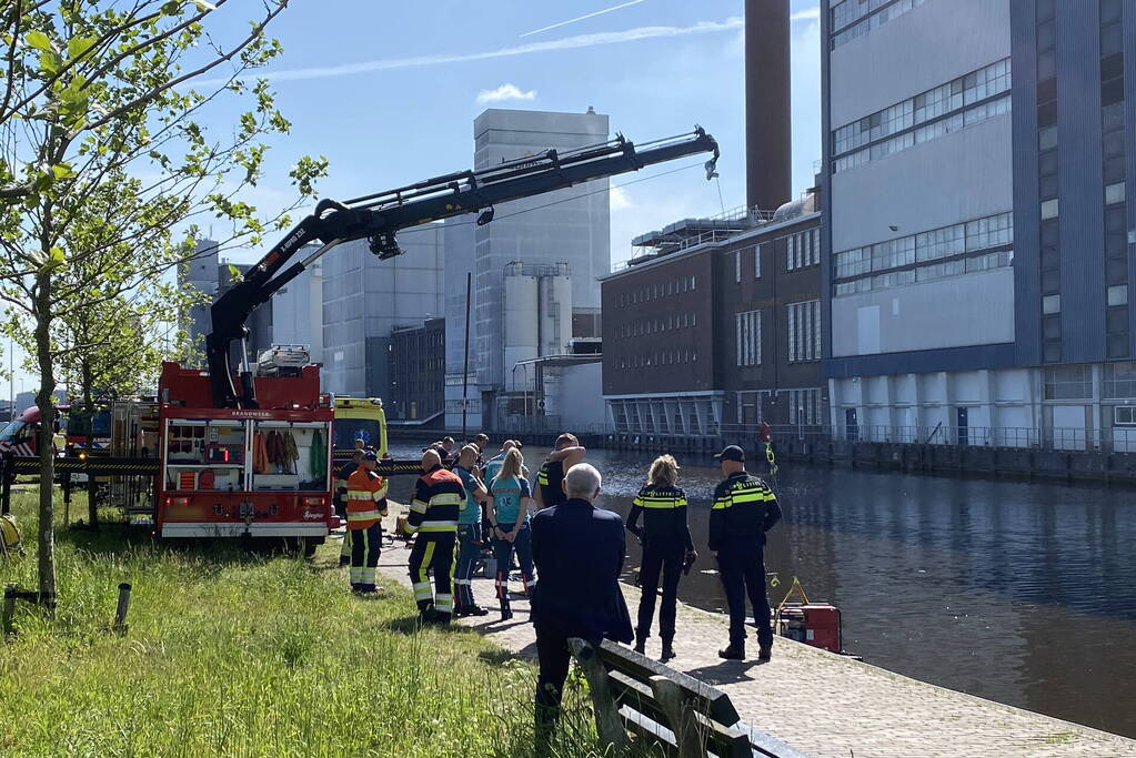 Duikers zoeken naar opvarende bij gezonken boot