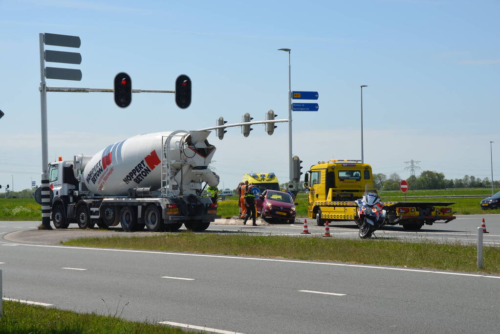 Vrachtwagen met betonmixer betrokken bij botsing
