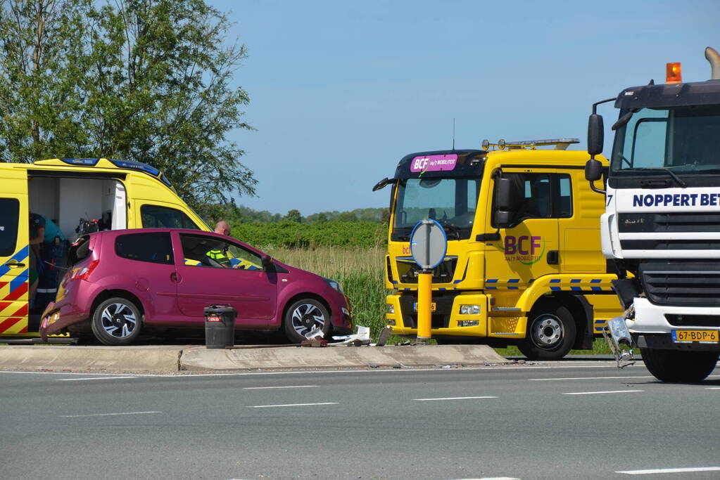 Vrachtwagen met betonmixer betrokken bij botsing
