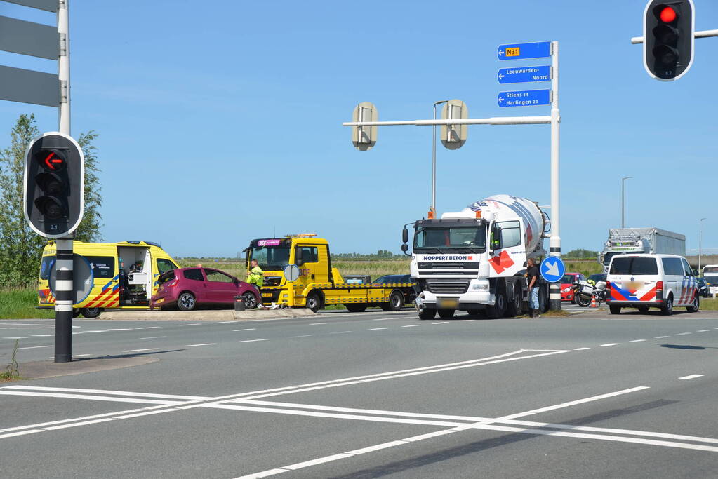 Vrachtwagen met betonmixer betrokken bij botsing