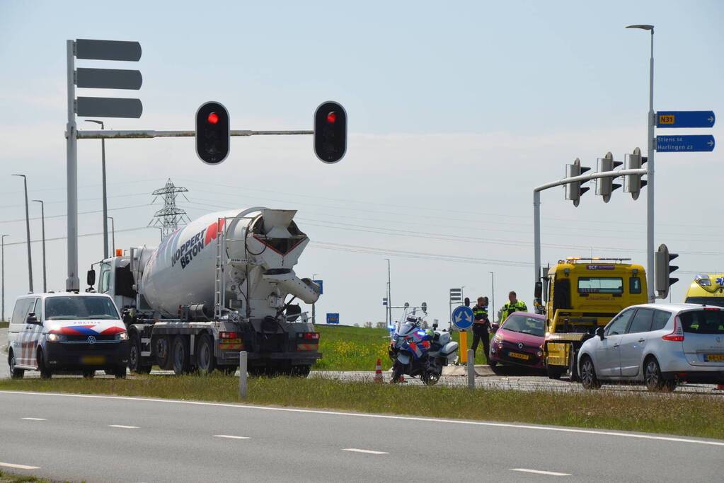 Vrachtwagen met betonmixer betrokken bij botsing