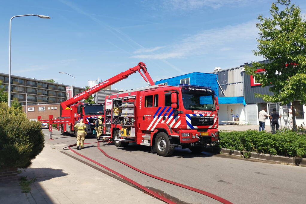Brand op dak van bedrijfspand