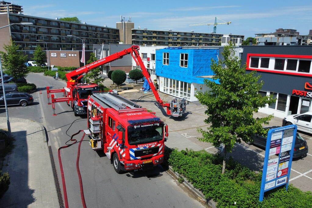 Brand op dak van bedrijfspand