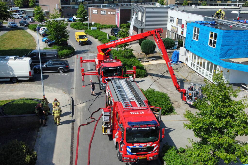 Brand op dak van bedrijfspand
