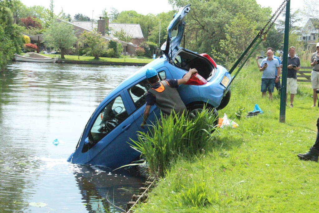 Auto rolt water in na vergeten handrem