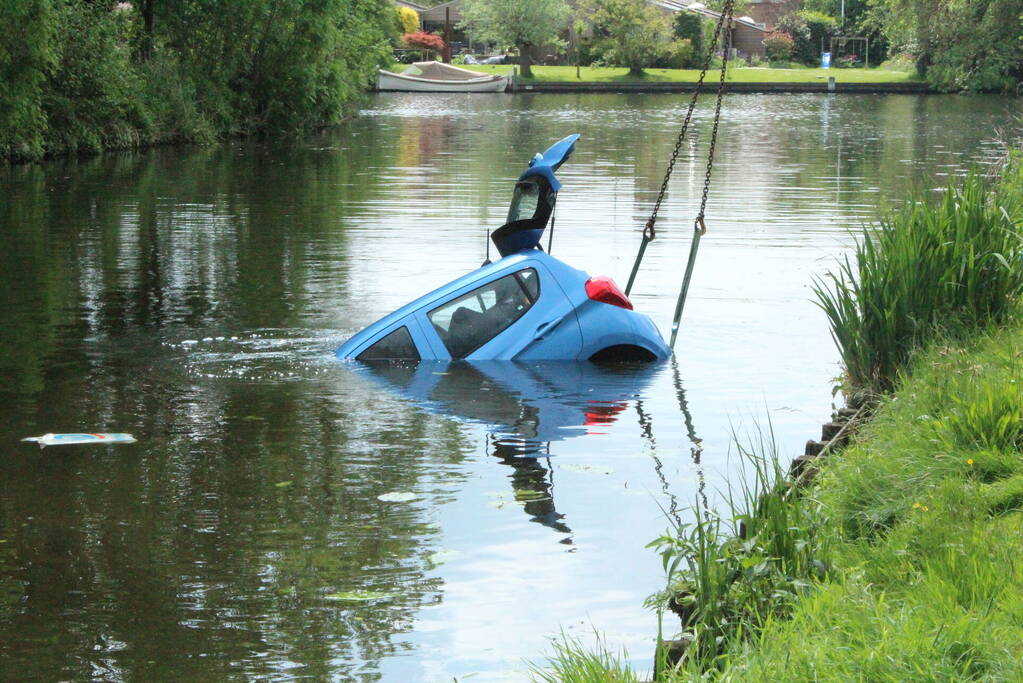 Auto rolt water in na vergeten handrem