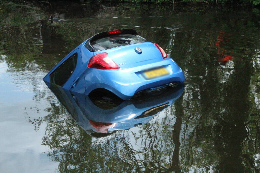 Auto rolt water in na vergeten handrem