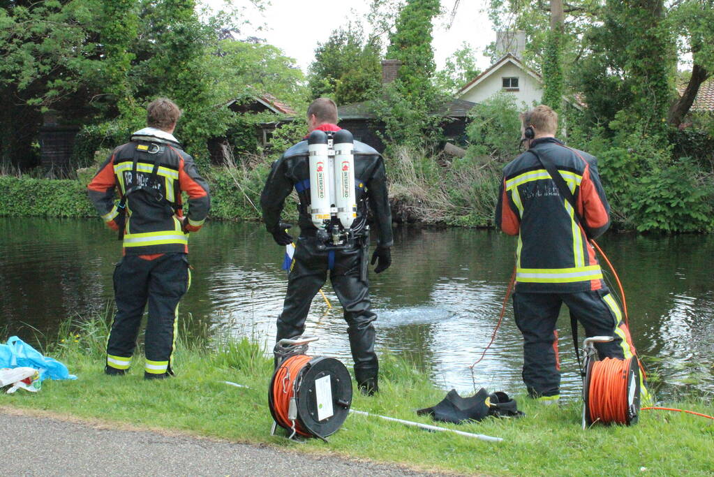 Auto rolt water in na vergeten handrem
