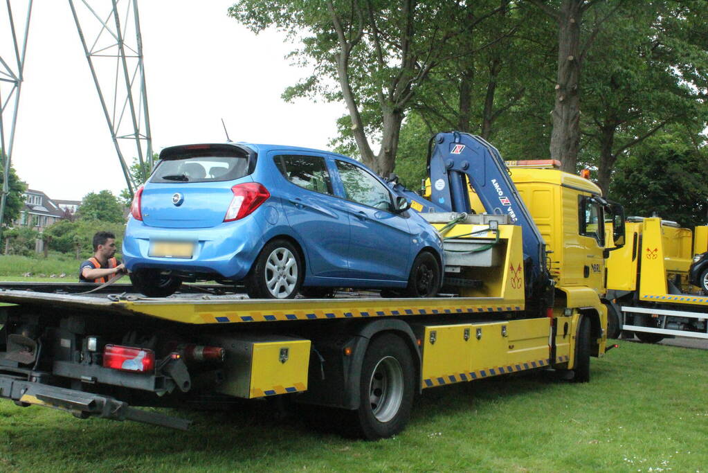 Auto rolt water in na vergeten handrem