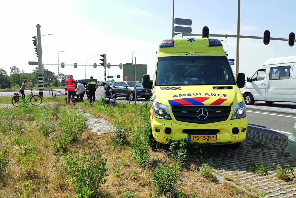 Bestelbus botst op scootmobiel