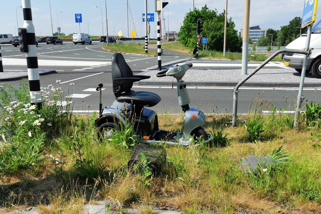 Bestelbus botst op scootmobiel