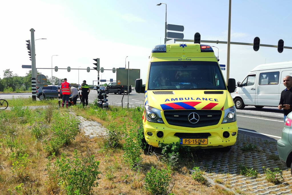 Bestelbus botst op scootmobiel